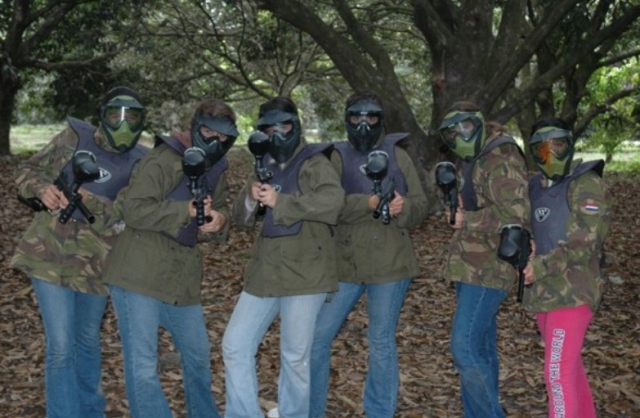 Probando el equipo de paintball
